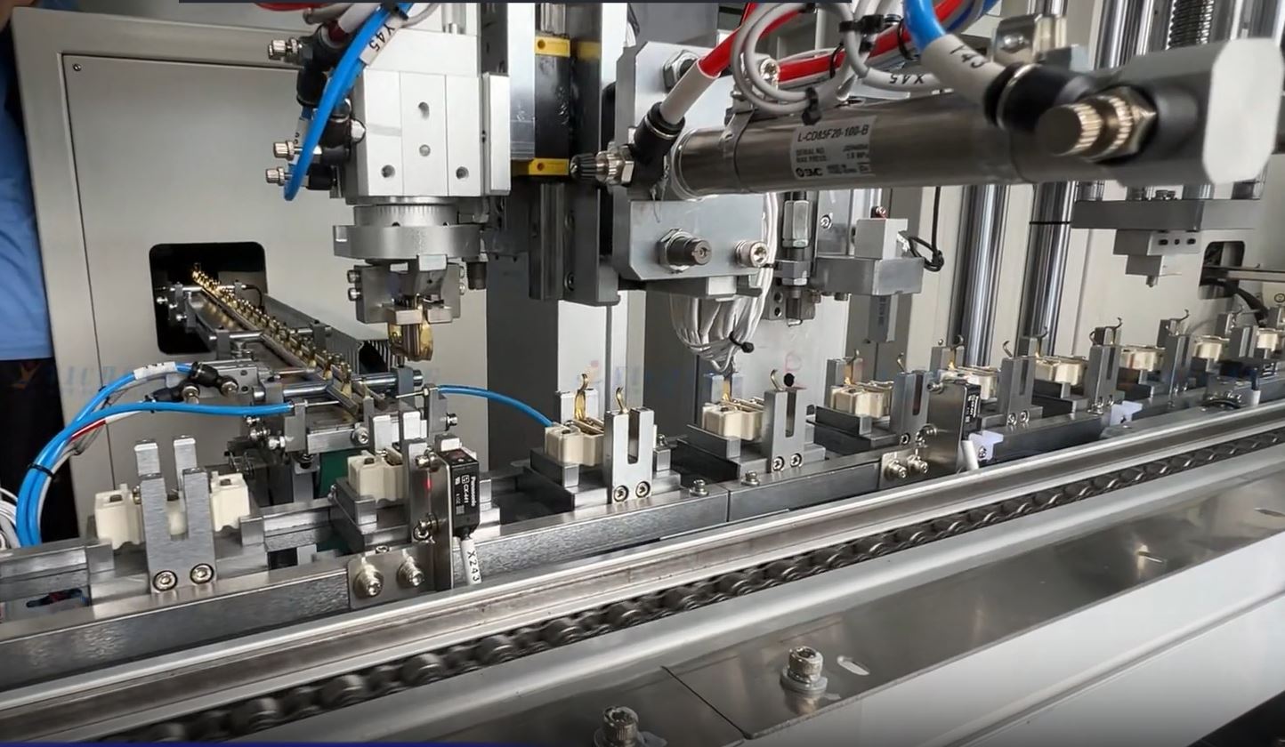 1. Máy lắp ráp ổ cắm tự động 3